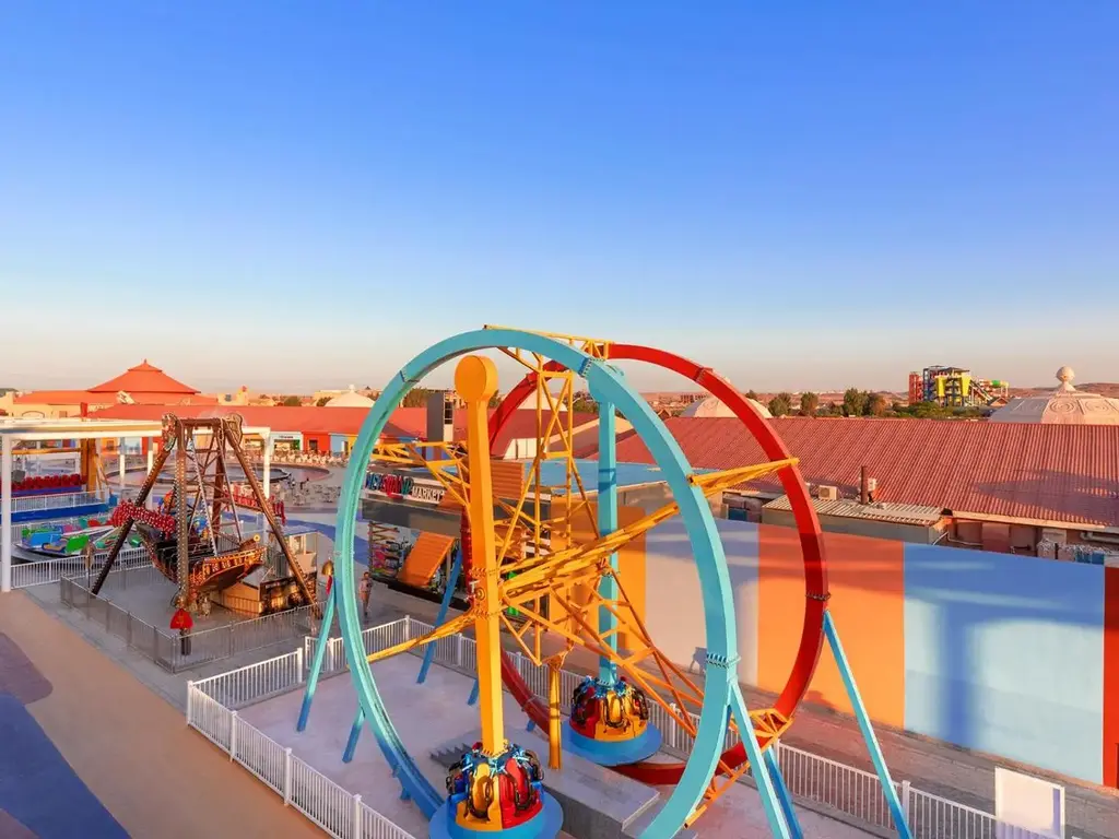 Пръстени на атракциона на фона на небето – Pickalbatros Jungle Aqua Park Resort - Neverland Hurghada, Хургада