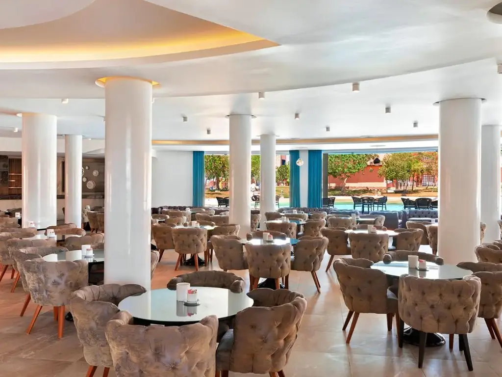 Лаундж зона с бели колони и кресла – Pickalbatros Jungle Aqua Park Resort - Neverland Hurghada, Хургада