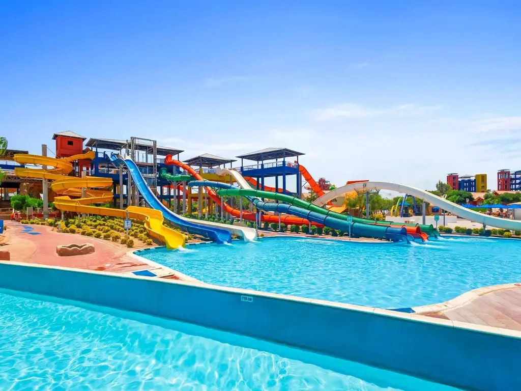Басейн с кули с пързалки на заден план – Pickalbatros Jungle Aqua Park Resort - Neverland Hurghada, Хургада