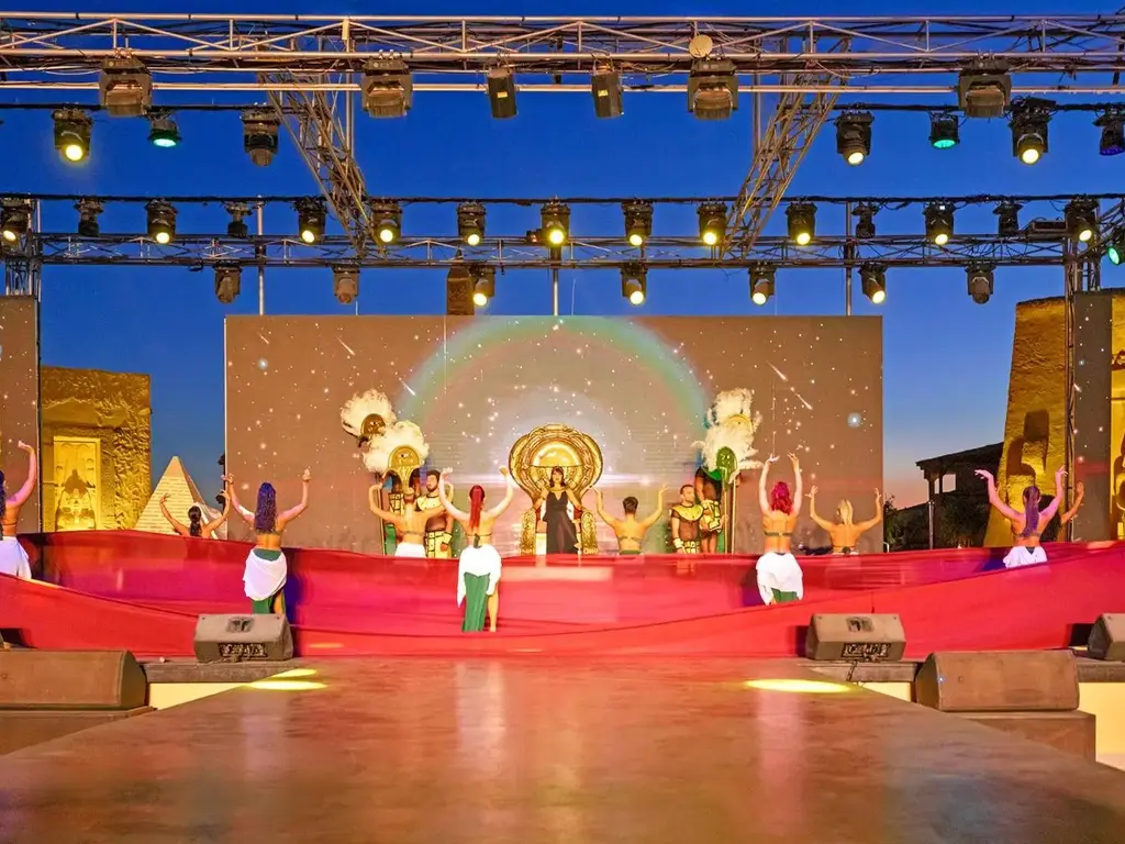 Вечерно шоу с танцьори на сцената – Pickalbatros Jungle Aqua Park Resort - Neverland Hurghada, Хургада