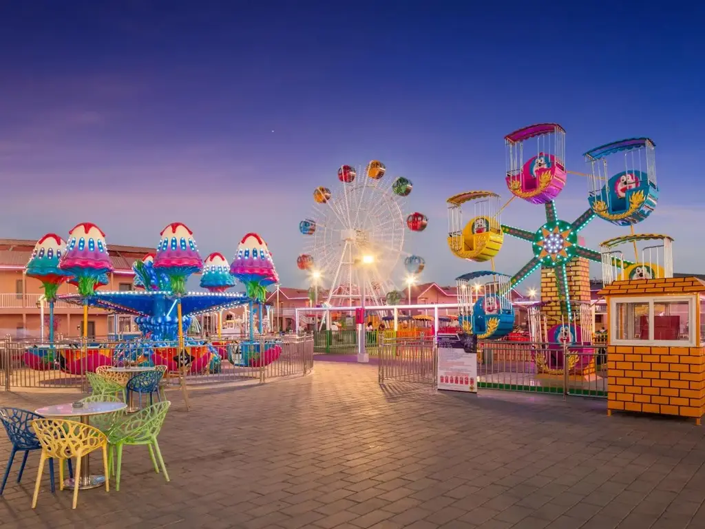 Лунапаркът по здрач с виенско колело – Pickalbatros Jungle Aqua Park Resort - Neverland Hurghada, Хургада