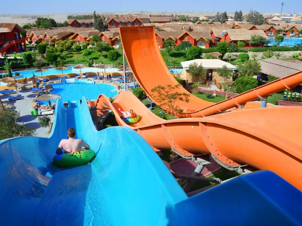 Спускане с гума по синя пързалка – Pickalbatros Jungle Aqua Park Resort - Neverland Hurghada, Хургада