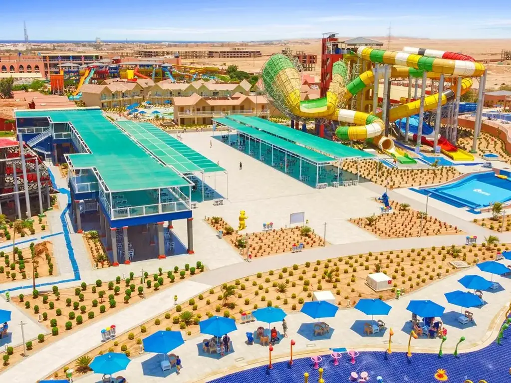 Аквапарк със зелени навеси и кули с пързалки – Pickalbatros Jungle Aqua Park Resort - Neverland Hurghada, Хургада