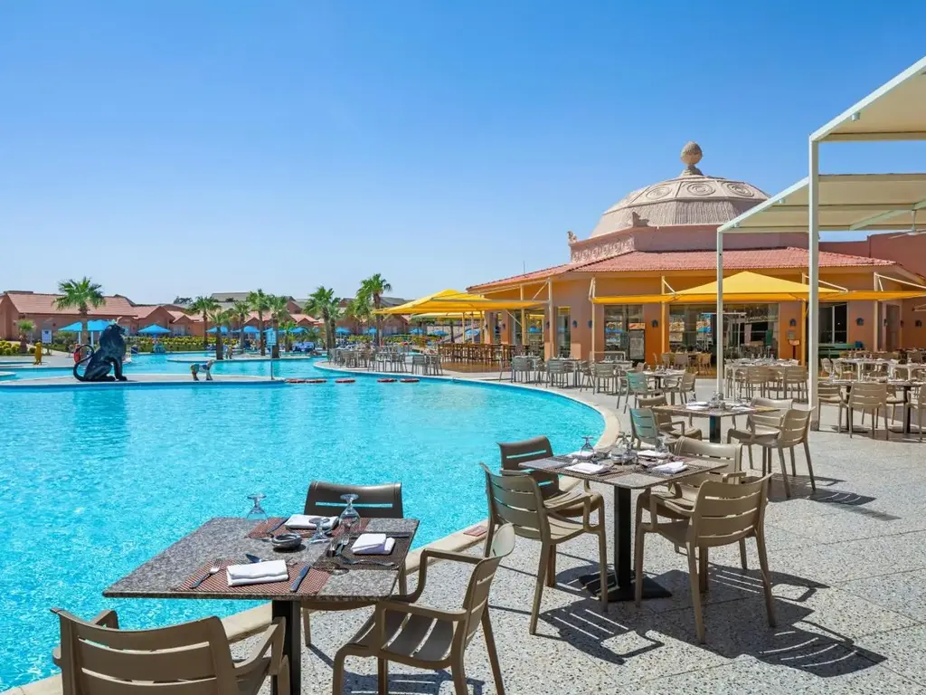 Маси за хранене на ръба на басейна – Pickalbatros Jungle Aqua Park Resort - Neverland Hurghada, Хургада