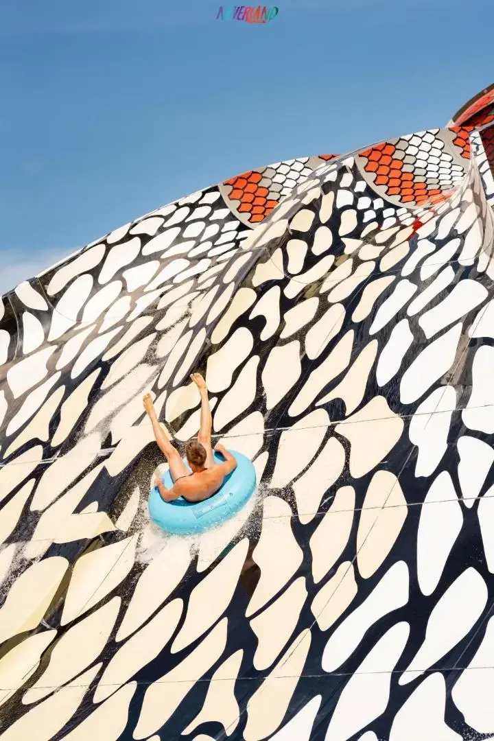 Спускане по пързалка с черно бели шарки – Pickalbatros Jungle Aqua Park Resort - Neverland Hurghada, Хургада