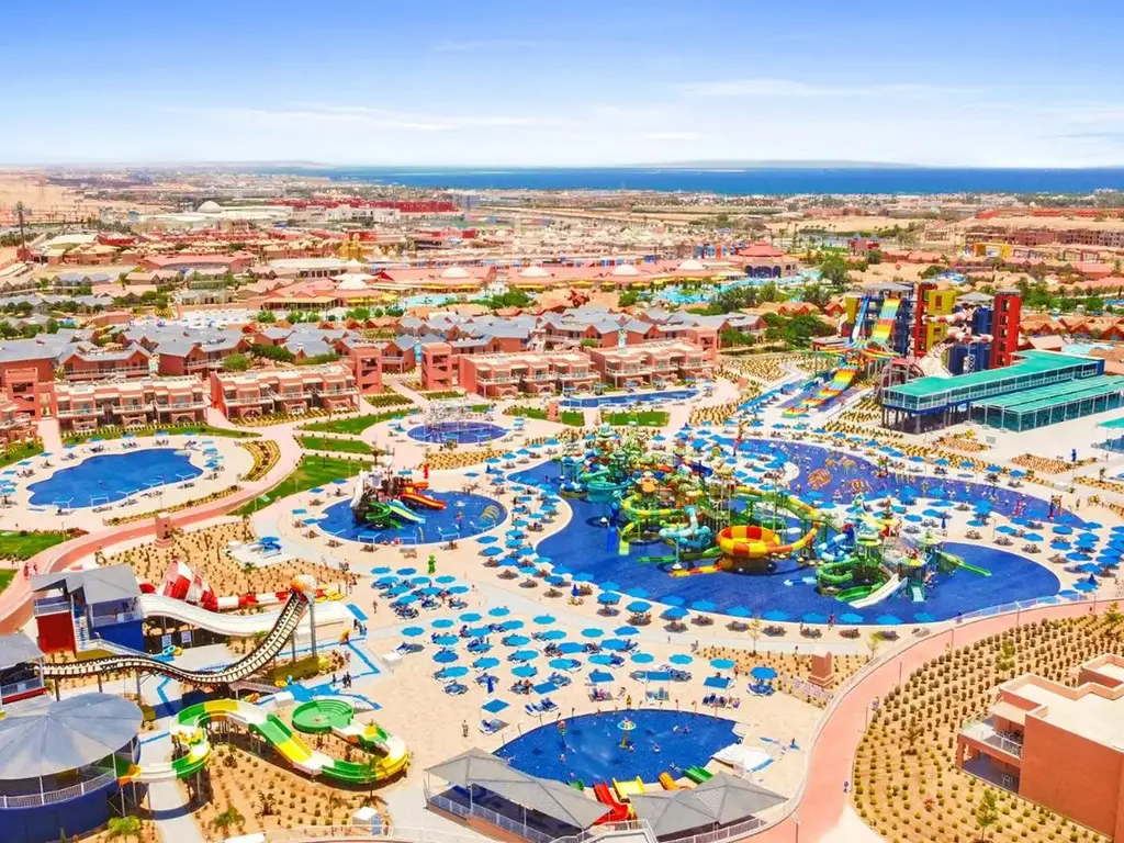 Комплексът с басейните и морето на хоризонта – Pickalbatros Jungle Aqua Park Resort - Neverland Hurghada, Хургада