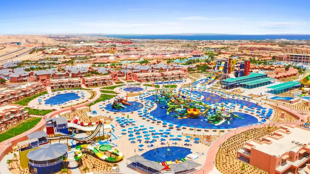 Комплексът с басейните и морето на хоризонта – Pickalbatros Jungle Aqua Park Resort - Neverland Hurghada, Хургада