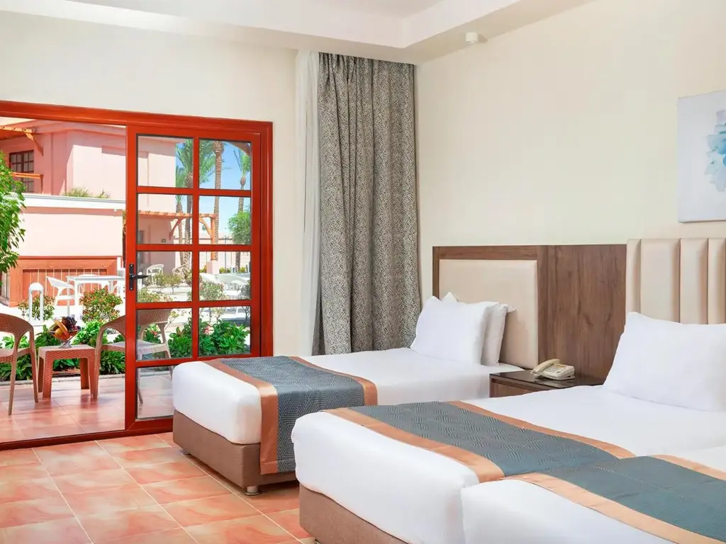 Две легла и врата към тераса с градина – Pickalbatros Jungle Aqua Park Resort - Neverland Hurghada, Хургада