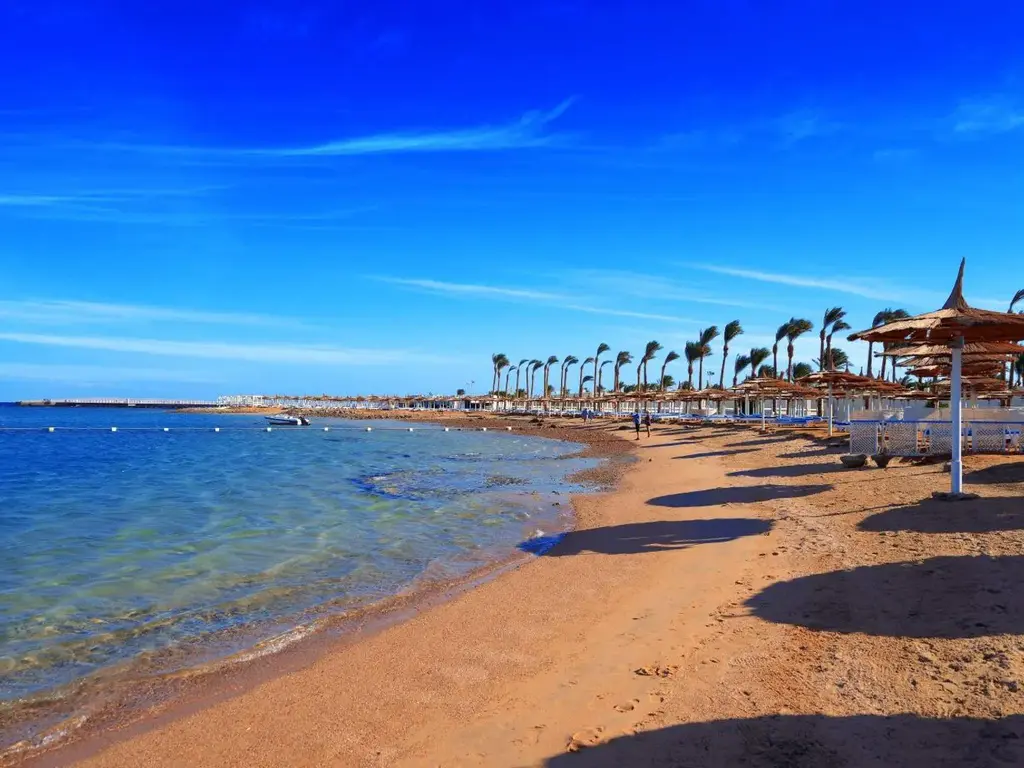Пясъчният плаж на съседния Dana Beach Resort – Pickalbatros Jungle Aqua Park Resort - Neverland Hurghada, Хургада