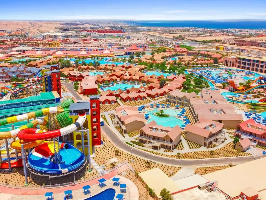 Спирални пързалки, басейни и бунгала отвисоко – Pickalbatros Jungle Aqua Park Resort - Neverland Hurghada, Хургада