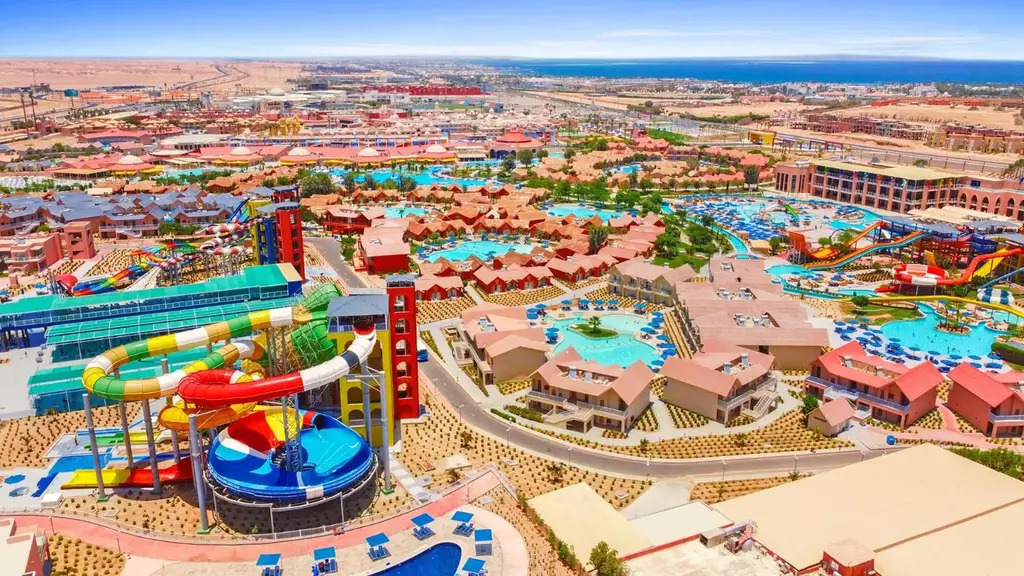Спирални пързалки, басейни и бунгала отвисоко – Pickalbatros Jungle Aqua Park Resort - Neverland Hurghada, Хургада