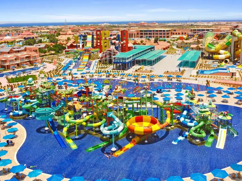 Воден детски комплекс в синия басейн отвисоко – Pickalbatros Jungle Aqua Park Resort - Neverland Hurghada, Хургада