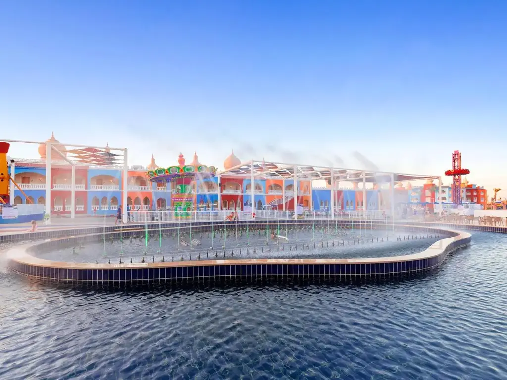 Фонтан пред цветните фасади на Neverland – Pickalbatros Jungle Aqua Park Resort - Neverland Hurghada, Хургада