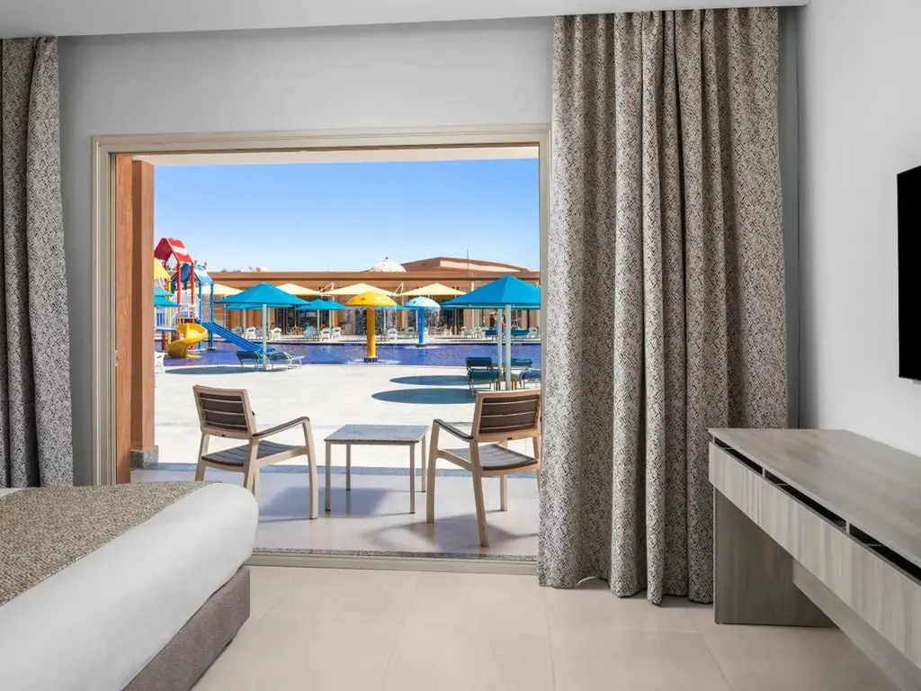 Изход от стаята към тераса до басейна – Pickalbatros Jungle Aqua Park Resort - Neverland Hurghada, Хургада