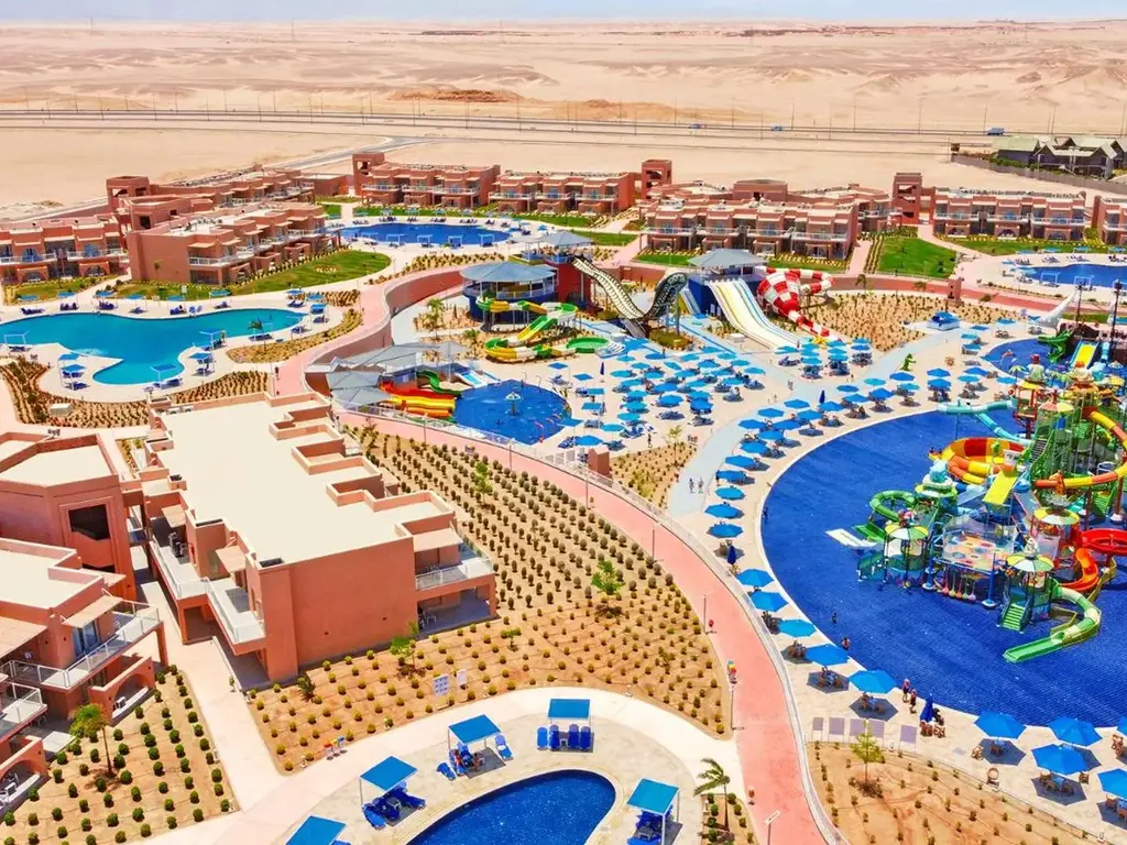 Басейни и бунгала сред пустинята отвисоко – Pickalbatros Jungle Aqua Park Resort - Neverland Hurghada, Хургада