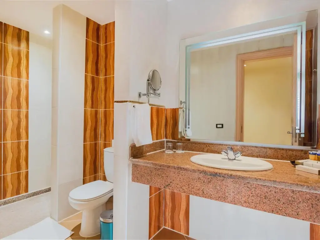 Баня с гранитен плот, мивка и тоалетна – Pickalbatros Jungle Aqua Park Resort - Neverland Hurghada, Хургада