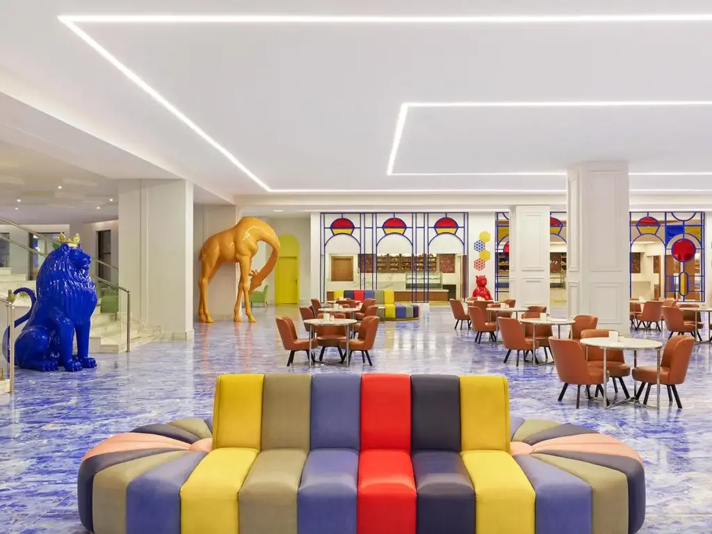 Ресторант със синя статуя на лъв и цветен диван – Pickalbatros Jungle Aqua Park Resort - Neverland Hurghada, Хургада