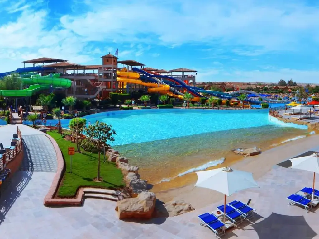 Басейн за сърф с пясъчен бряг и пързалки – Pickalbatros Jungle Aqua Park Resort - Neverland Hurghada, Хургада