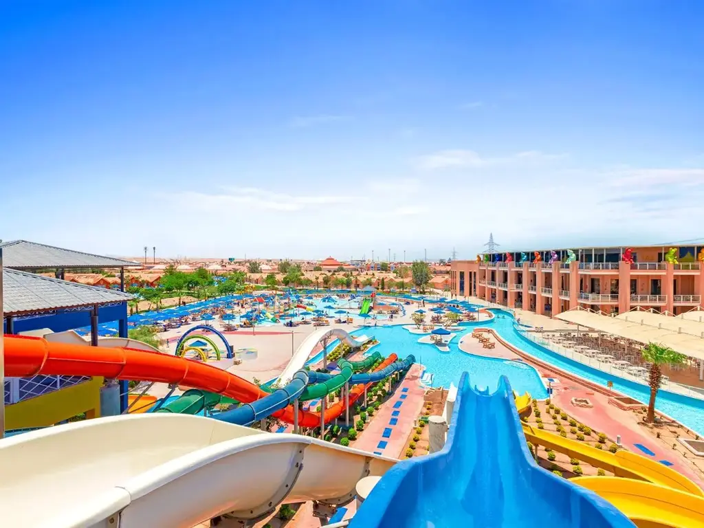 Пързалки, спускащи се към басейните – Pickalbatros Jungle Aqua Park Resort - Neverland Hurghada, Хургада