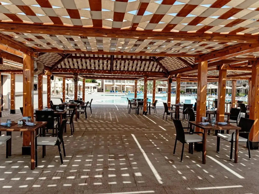Ресторант край басейна