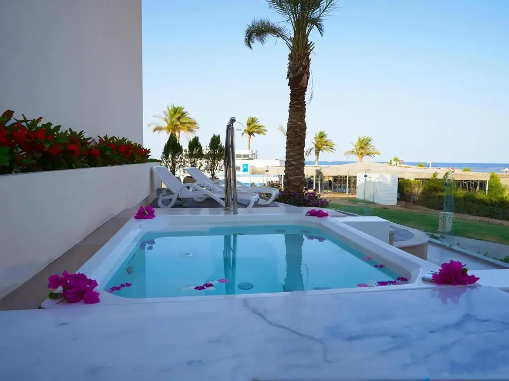 Частен басейн на терасата