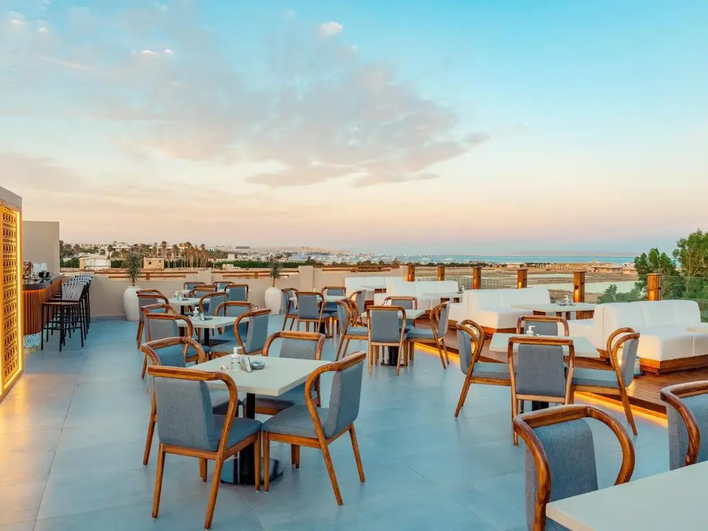 Тераса на покрива с маси и столове и панорама над курорта – Sunrise Aqua Joy Resort, Хургада