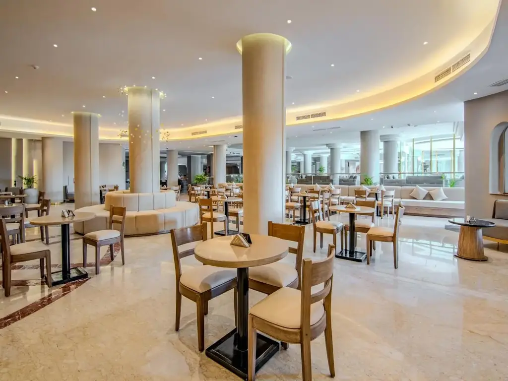 Просторен лоби бар с колони, кръгли маси и меко осветление – Sunrise Aqua Joy Resort, Хургада