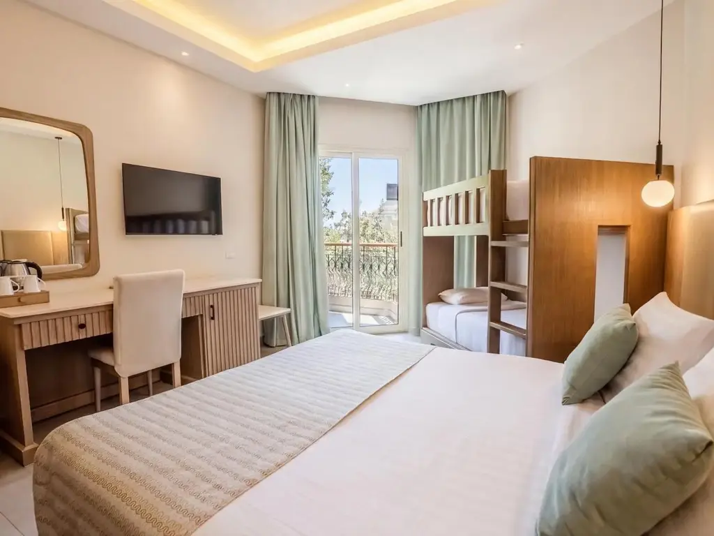 Двойно легло, двуетажно легло, бюро и телевизор в стаята – Sunrise Aqua Joy Resort, Хургада