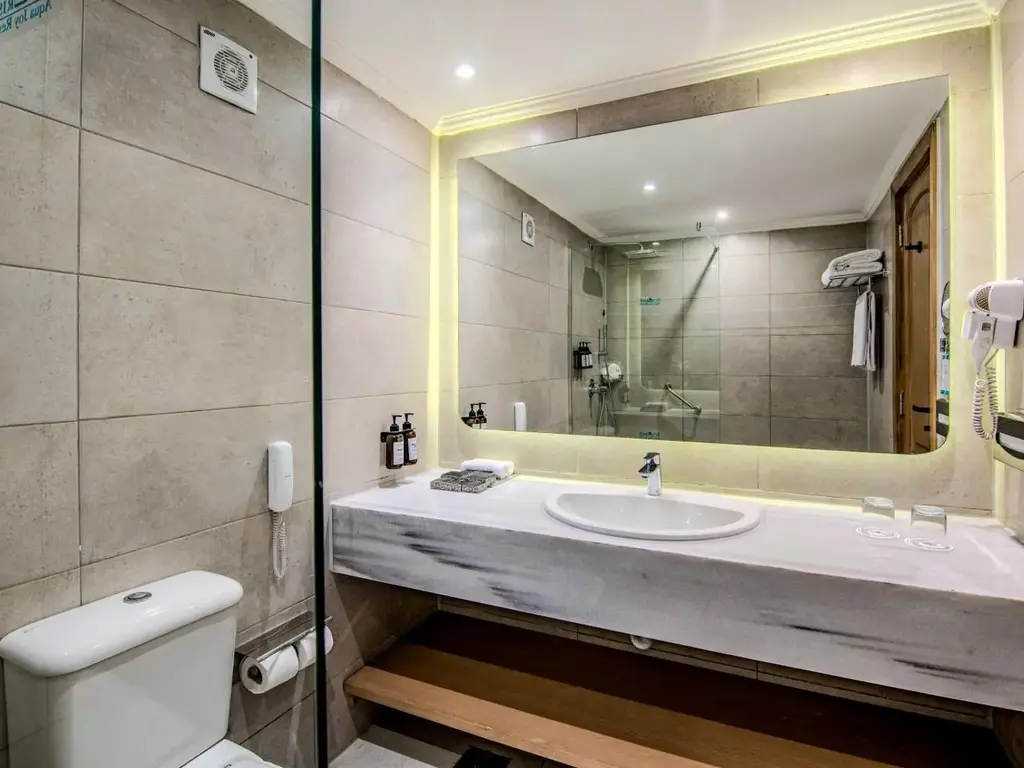 Модерна баня със сиви плочки, осветено огледало и стъклен душ – Sunrise Aqua Joy Resort, Хургада