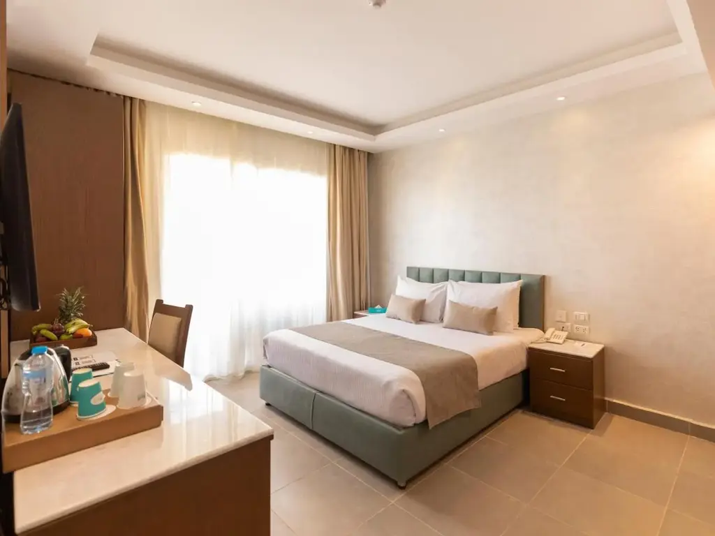 Светла стая с двойно легло, нощни шкафчета и бюро с поднос за кафе – Sunrise Aqua Joy Resort, Хургада