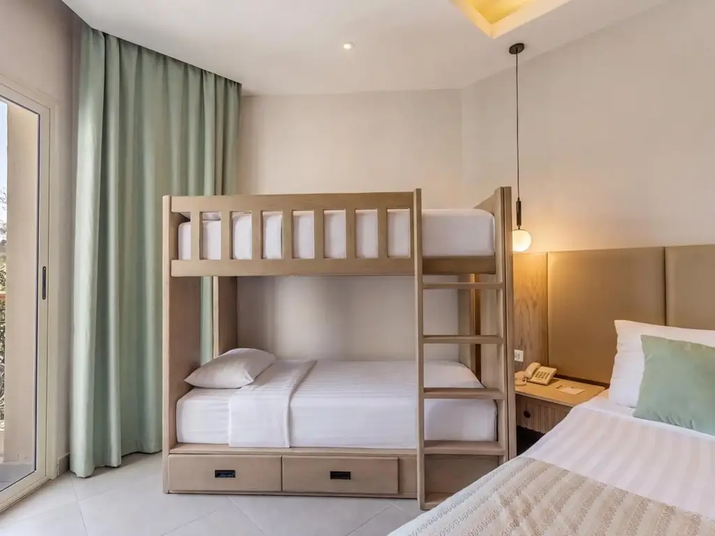 Двуетажно легло с чекмеджета до прозореца в стая с двойно легло – Sunrise Aqua Joy Resort, Хургада