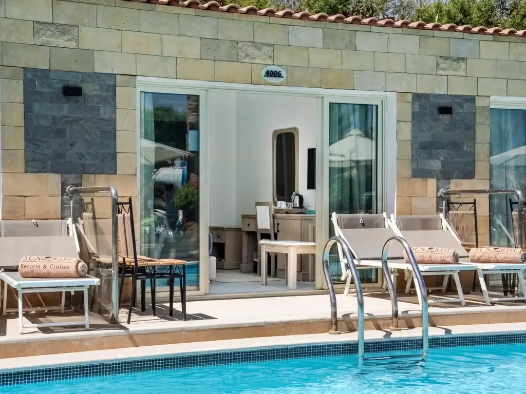 Тераса с шезлонги и стълба директно в басейна пред стаите – Sunrise Aqua Joy Resort, Хургада