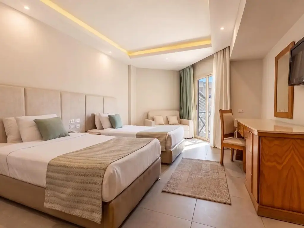 Двойно легло и втори кът за спане на дивана до балконската врата – Sunrise Aqua Joy Resort, Хургада