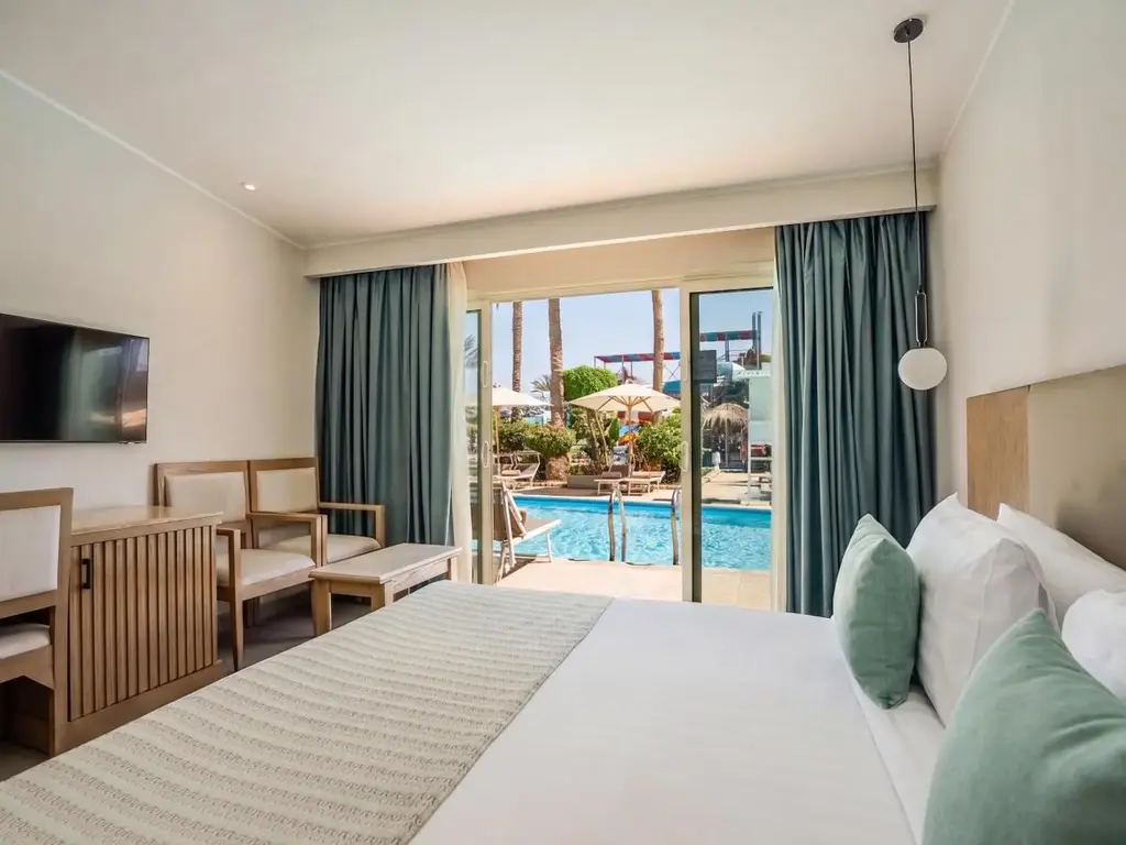 Стая с двойно легло и плъзгаща се врата с изглед към басейна – Sunrise Aqua Joy Resort, Хургада