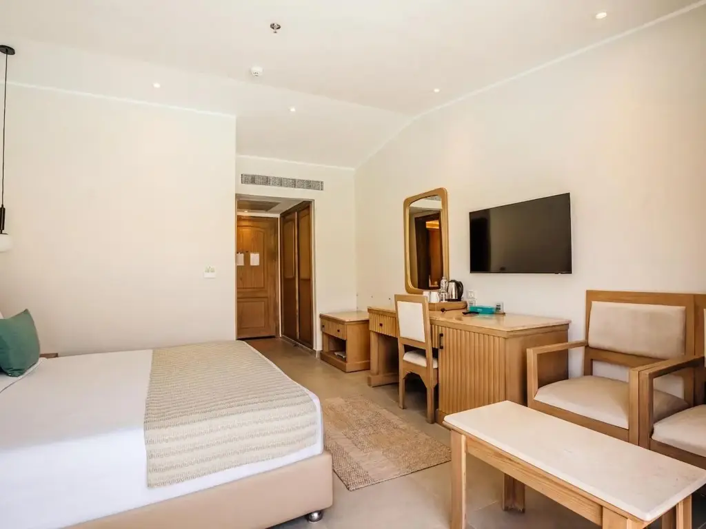 Стая с бюро, телевизор на стената, фотьойл и ниска масичка – Sunrise Aqua Joy Resort, Хургада