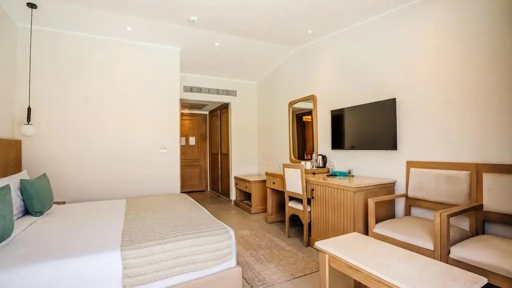 Стая с бюро, телевизор на стената, фотьойл и ниска масичка – Sunrise Aqua Joy Resort, Хургада