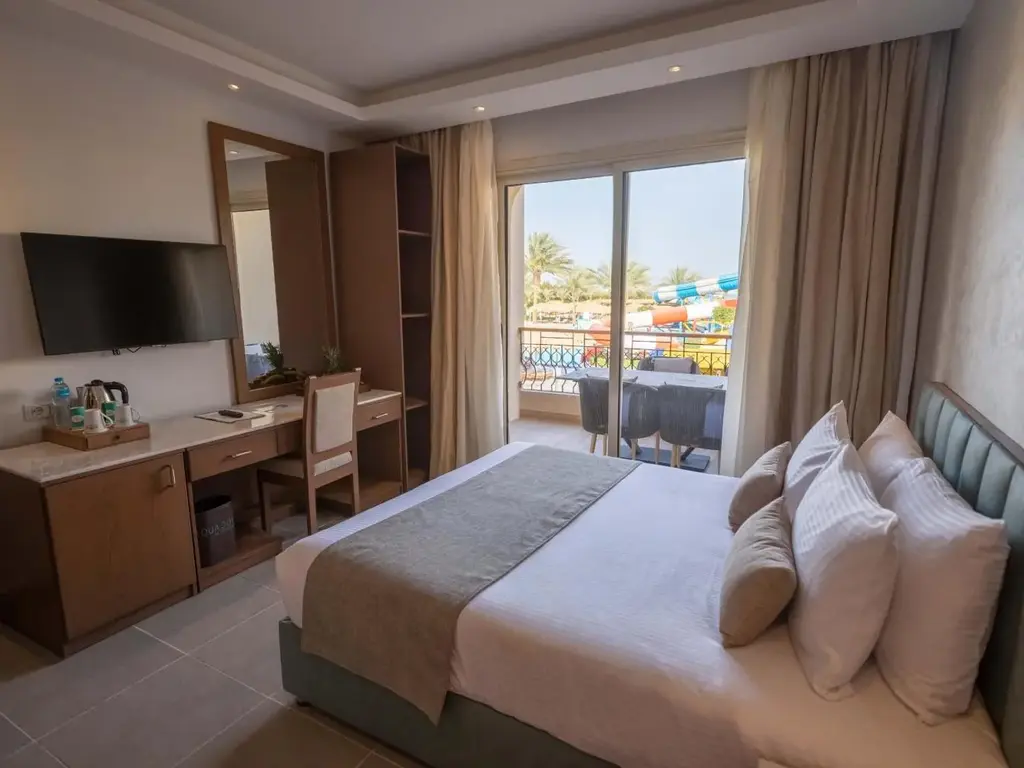 Стая с двойно легло, бюро с телевизор и изход към балкона – Sunrise Aqua Joy Resort, Хургада