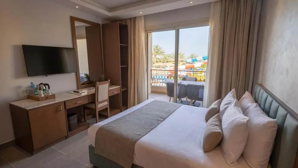 Стая с двойно легло, бюро с телевизор и изход към балкона – Sunrise Aqua Joy Resort, Хургада