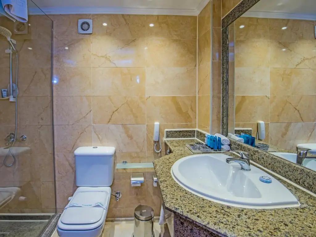 Баня в бежов мрамор с мивка, огледало, тоалетна и душ – Sunrise Aqua Joy Resort, Хургада