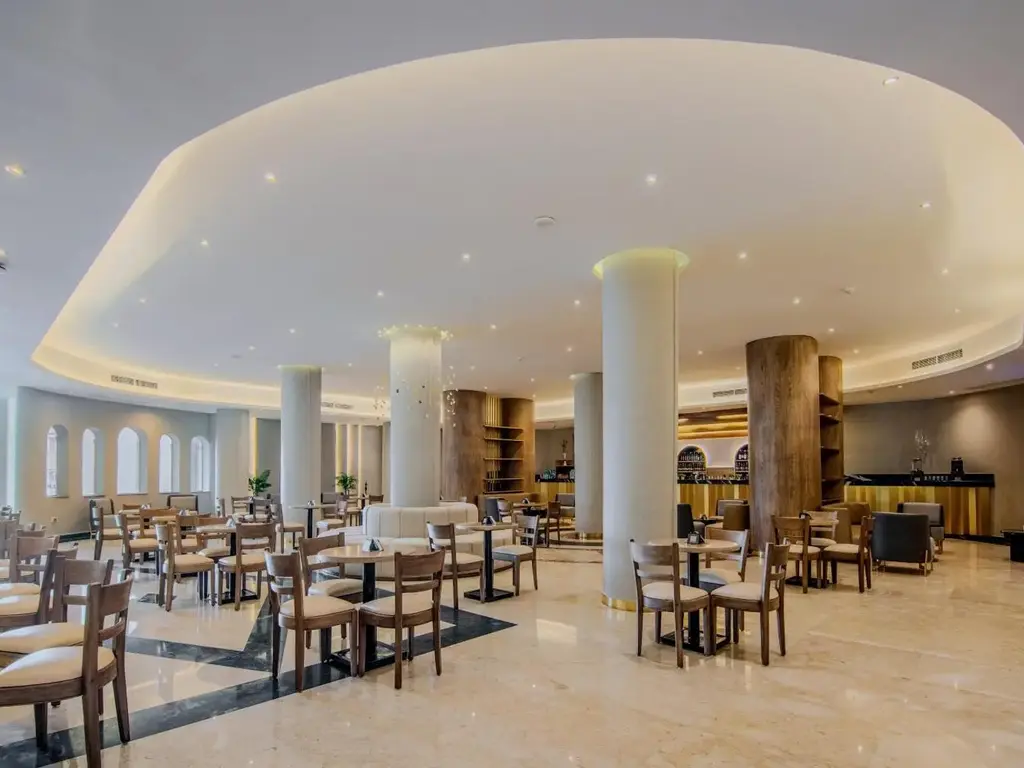 Лаундж с високи колони, сводест таван и кътове за сядане – Sunrise Aqua Joy Resort, Хургада