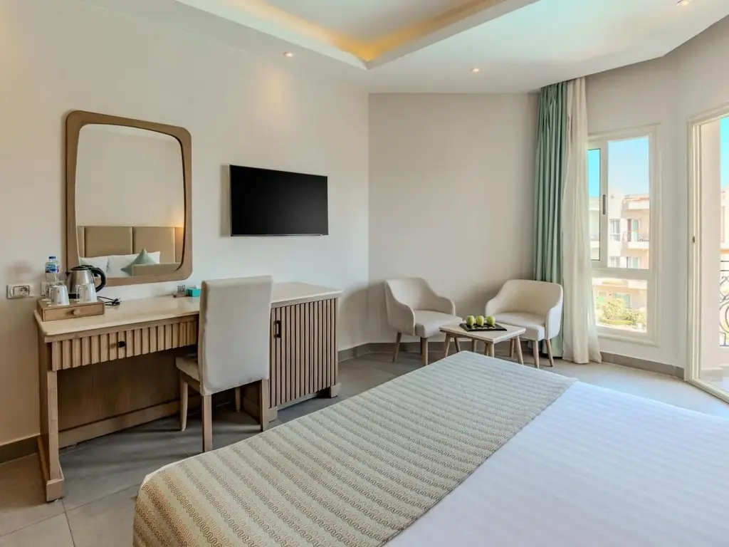Двойно легло, тоалетка с огледало и два фотьойла до прозореца – Sunrise Aqua Joy Resort, Хургада