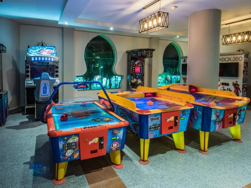Игрална зала с маси за аеро хокей и игрални автомати – Sunrise Aqua Joy Resort, Хургада