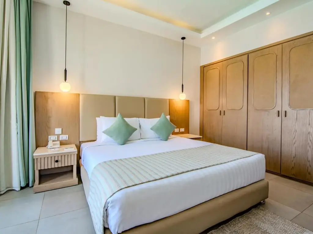 Двойно легло с висящи лампи и вграден дървен гардероб – Sunrise Aqua Joy Resort, Хургада