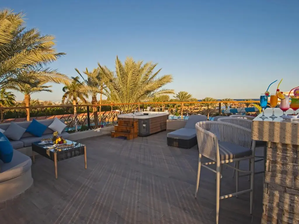 Тераса с външно джакузи, ъглов диван и изглед към палмите – Sunrise Aqua Joy Resort, Хургада