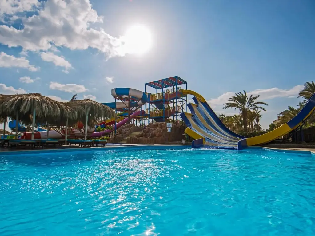 Басейн с цветни водни пързалки и сламени чадъри на слънце – Sunrise Aqua Joy Resort, Хургада