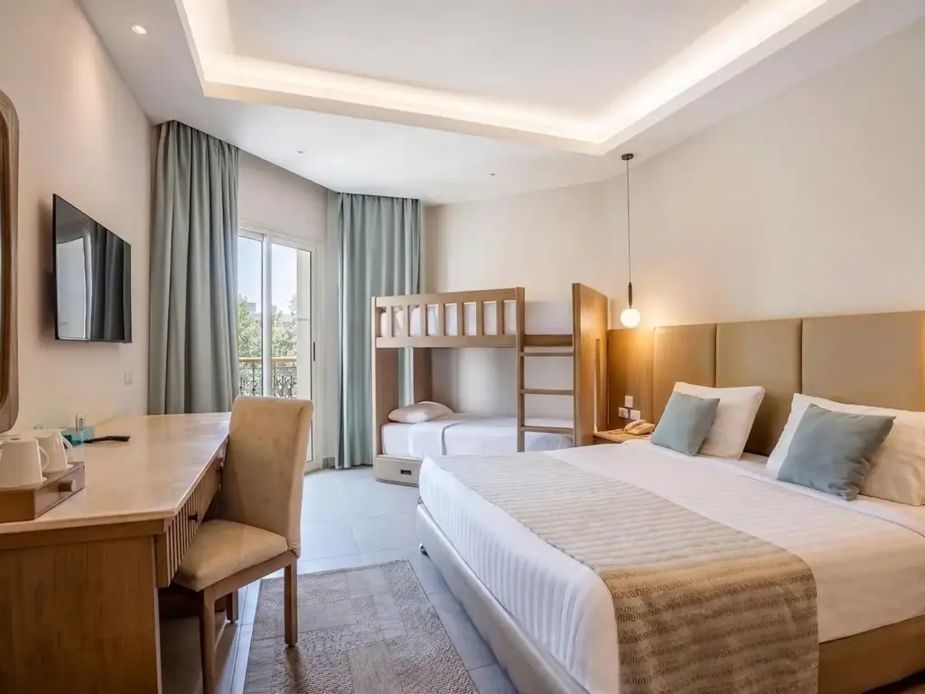 Двойно легло, двуетажно легло и бюро в светла стая с балкон – Sunrise Aqua Joy Resort, Хургада