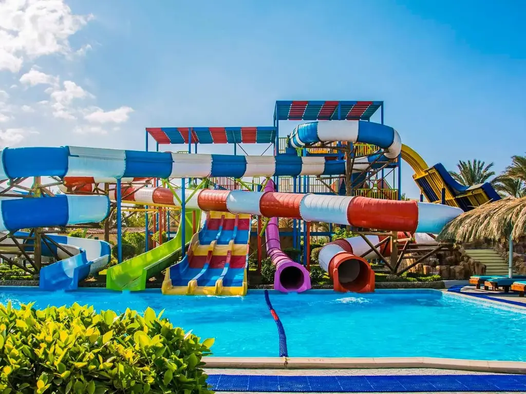 Детска зона с цветни водни пързалки и плитък басейн – Sunrise Aqua Joy Resort, Хургада