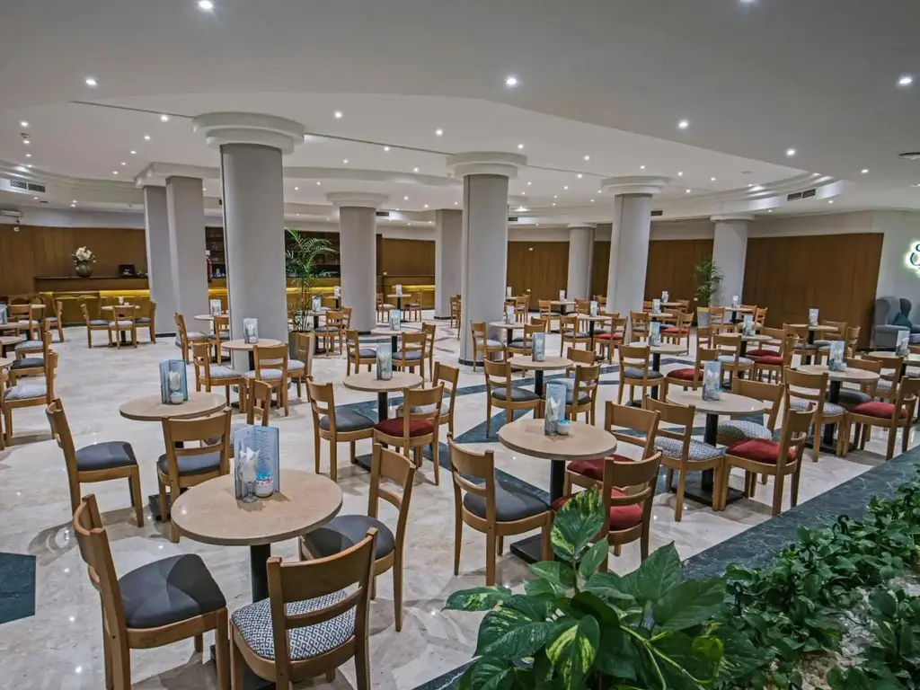 Кафене в лобито с кръгли маси, колони и зеленина – Sunrise Aqua Joy Resort, Хургада