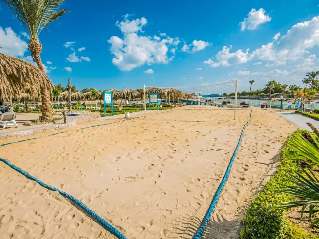 Игрище за плажен волейбол на пясък сред палмите – Sunrise Aqua Joy Resort, Хургада