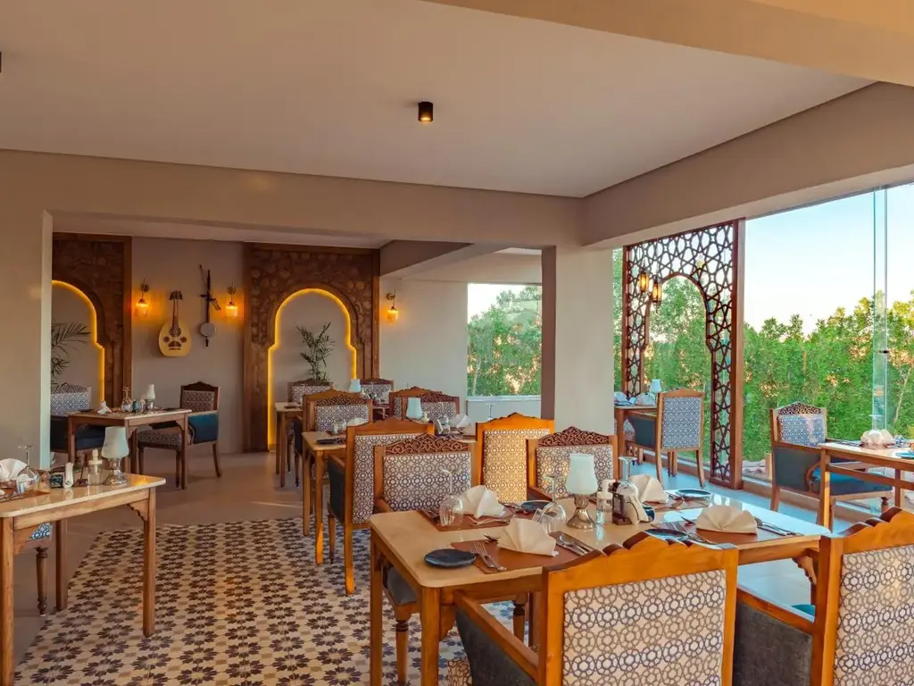 Ресторант с ориенталски арки, шарени плочки и дървени маси – Sunrise Aqua Joy Resort, Хургада